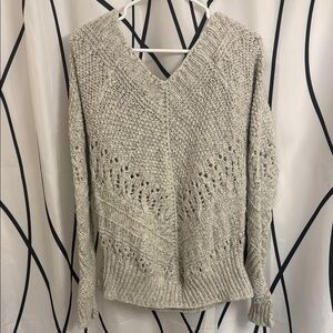 Excellent Maurices Light Gray V-Neck Knit Sweater - M